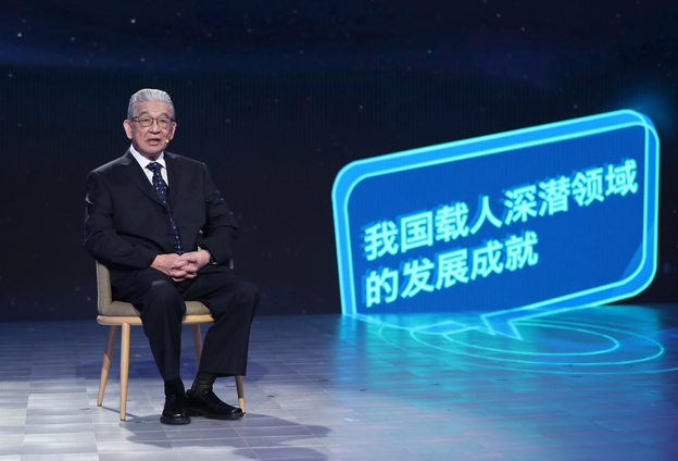 抱著要建造先進(jìn)的海軍裝備保家衛(wèi)國(guó)的心愿，考入了交通大學(xué)造船系