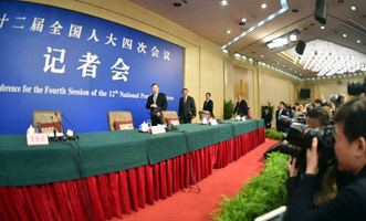 尚福林、劉士余、項(xiàng)俊波等步入會(huì)場(chǎng)