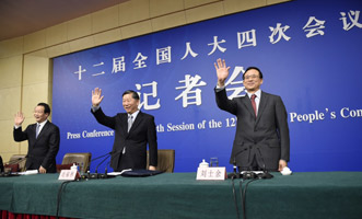 尚福林、劉士余和項(xiàng)俊波向記者揮手致意