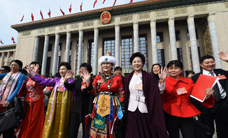 閉幕會后，代表走出人民大會堂