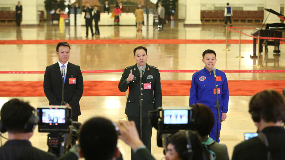 趙宏博、景海鵬、唐嘉陵代表接受采訪