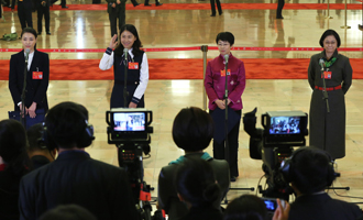 吳敏霞、杜玉濤、蒙曼、盧麗安代表接受采訪