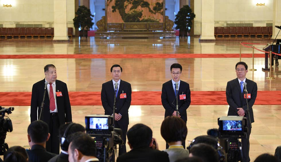 凌解放、王立平、徐川、黃一兵接受采訪