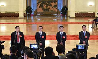 凌解放、王立平、徐川、黃一兵代表接受采訪