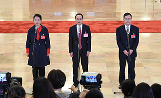姜妍、康紅普、劉宗富代表接受采訪
