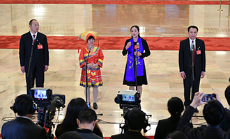 蔡松濤、杜麗群、楊小玲、賈立群代表接受采訪