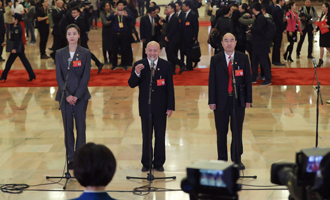 魏秋月、孟廣祿、薛晨陽代表接受采訪