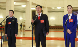 李貝、裴春亮、丁寧代表接受采訪