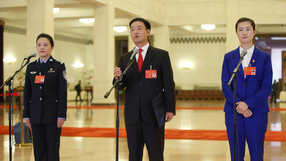 李貝、裴春亮、丁寧代表接受采訪