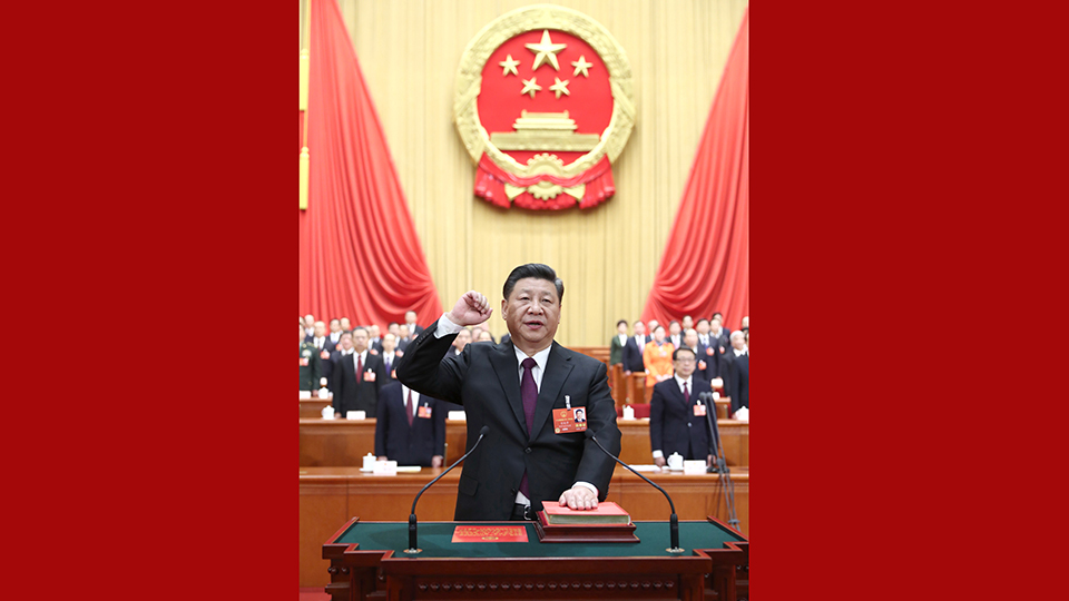 新當(dāng)選的國家主席、中央軍委主席習(xí)近平進行憲法宣誓