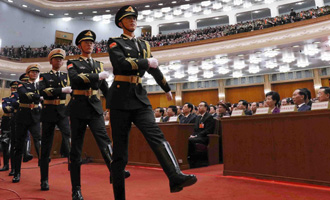 陸?？杖妰x仗兵正步行進(jìn)至主席臺前