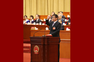 新當(dāng)選的全國人大常委會委員長栗戰(zhàn)書進行憲法宣誓