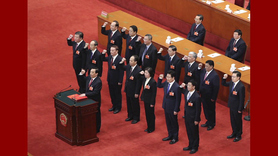 新當(dāng)選的全國人大常委會副委員長、秘書長進行憲法宣誓