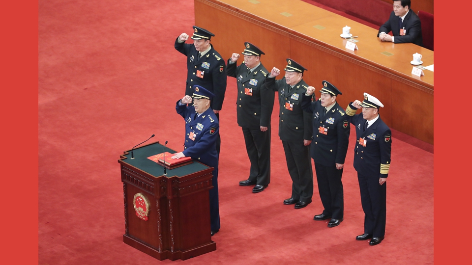 中央軍委副主席、委員進(jìn)行憲法宣誓