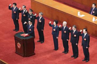 國務(wù)院副總理、國務(wù)委員、秘書長進行憲法宣誓