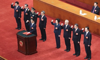 國(guó)務(wù)院副總理、國(guó)務(wù)委員、秘書長(zhǎng)進(jìn)行憲法宣誓
