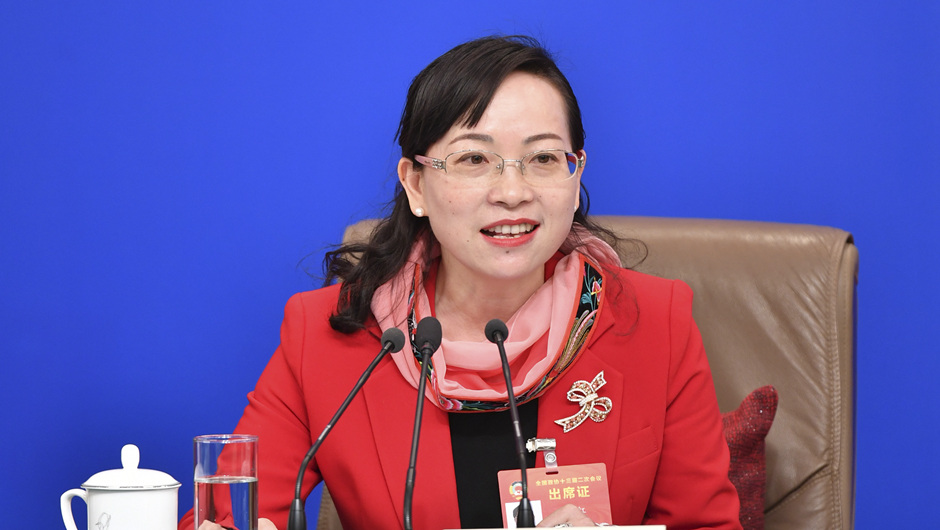 全國政協(xié)委員、湖南省湘西土家族苗族自治州政協(xié)副主席 石紅