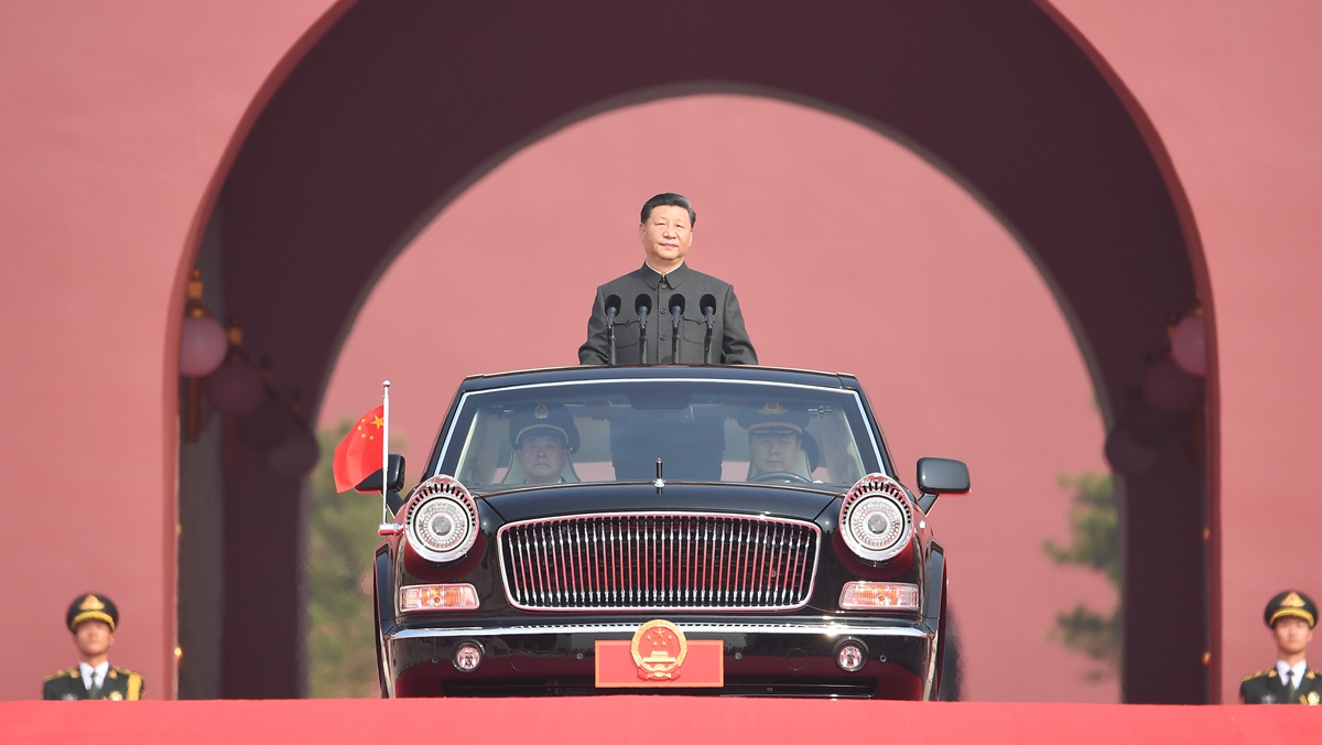 習(xí)近平乘坐檢閱車，經(jīng)過金水橋，駛上長安街
