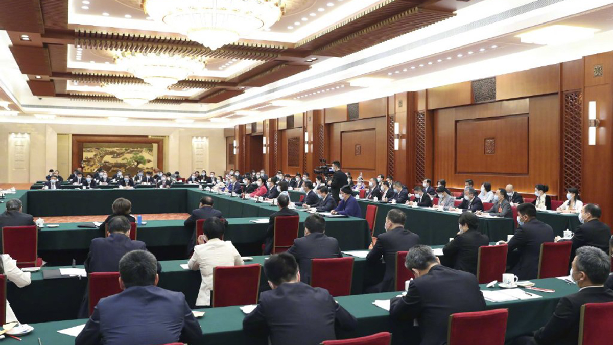 出席十三屆全國人大三次會議的代表團(tuán)分組審議政府工作報告，來看審議現(xiàn)場