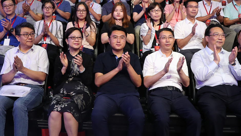 嘉賓演講贏得現(xiàn)場(chǎng)觀(guān)眾陣陣掌聲