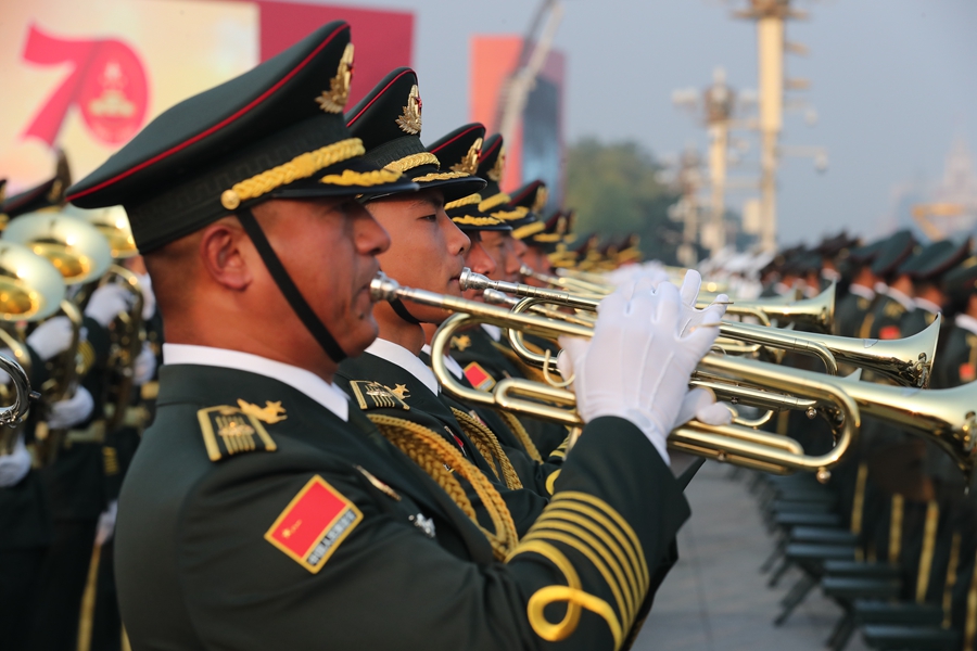 解放軍聯(lián)合軍樂團(tuán)在廣場(chǎng)就位后進(jìn)行準(zhǔn)備工作和試奏。據(jù)了解，解放軍聯(lián)合軍樂團(tuán)此次演奏是從開國(guó)大典至今歷次閱兵以來演奏曲目最多的一次，不少曲目是為此次閱兵量身打造的全新作品，此次也是歷次女演奏員最多的一次。