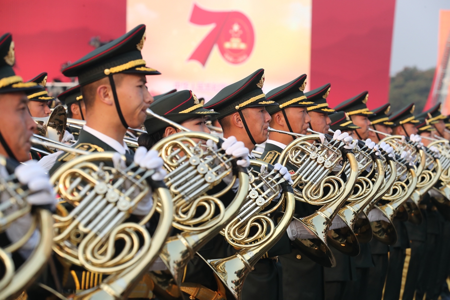 解放軍聯(lián)合軍樂團(tuán)在廣場(chǎng)就位后進(jìn)行準(zhǔn)備工作和試奏。據(jù)了解，解放軍聯(lián)合軍樂團(tuán)此次演奏是從開國(guó)大典至今歷次閱兵以來演奏曲目最多的一次，不少曲目是為此次閱兵量身打造的全新作品，此次也是歷次女演奏員最多的一次。