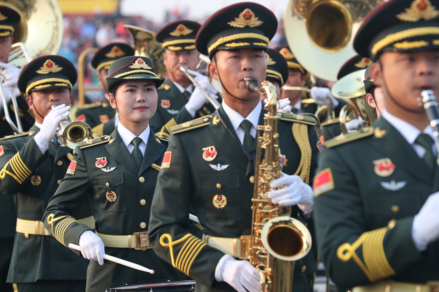 解放軍聯(lián)合軍樂團(tuán)在廣場(chǎng)就位后進(jìn)行準(zhǔn)備工作和試奏。據(jù)了解，解放軍聯(lián)合軍樂團(tuán)此次演奏是從開國(guó)大典至今歷次閱兵以來演奏曲目最多的一次，不少曲目是為此次閱兵量身打造的全新作品，此次也是歷次女演奏員最多的一次。