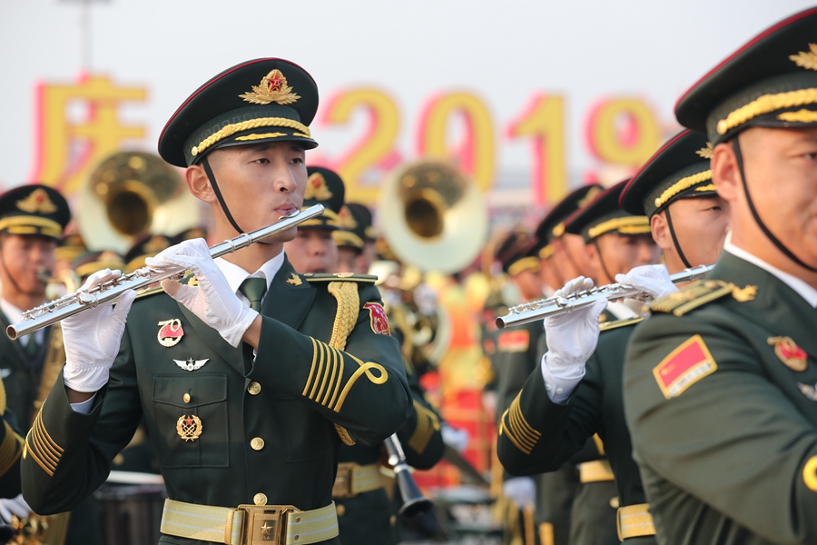 解放軍聯(lián)合軍樂團(tuán)在廣場(chǎng)就位后進(jìn)行準(zhǔn)備工作和試奏。據(jù)了解，解放軍聯(lián)合軍樂團(tuán)此次演奏是從開國(guó)大典至今歷次閱兵以來演奏曲目最多的一次，不少曲目是為此次閱兵量身打造的全新作品，此次也是歷次女演奏員最多的一次。