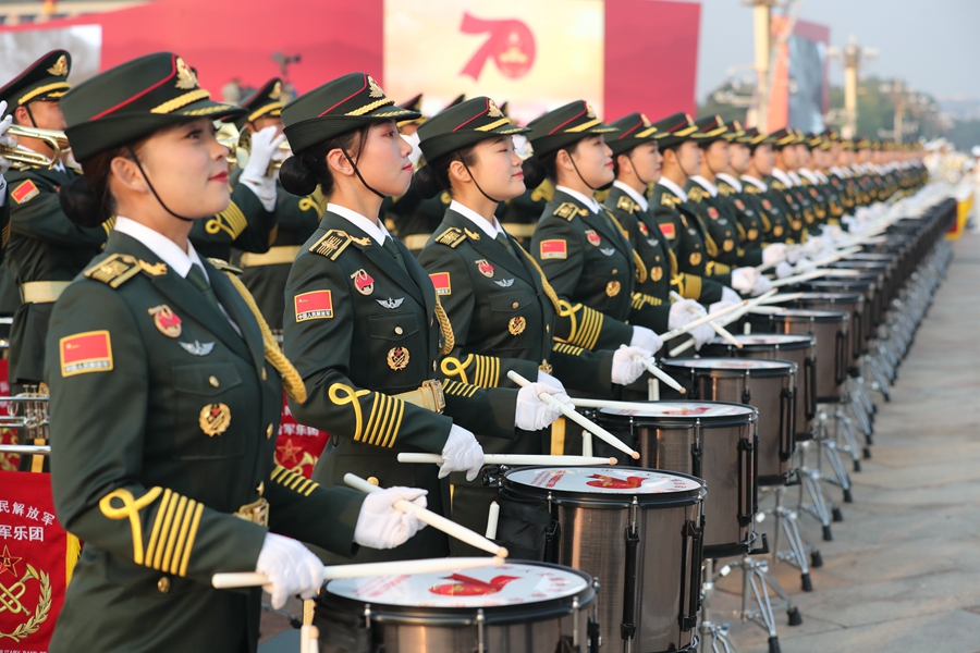 解放軍聯(lián)合軍樂團(tuán)在廣場(chǎng)就位后進(jìn)行準(zhǔn)備工作和試奏。據(jù)了解，解放軍聯(lián)合軍樂團(tuán)此次演奏是從開國(guó)大典至今歷次閱兵以來演奏曲目最多的一次，不少曲目是為此次閱兵量身打造的全新作品，此次也是歷次女演奏員最多的一次。