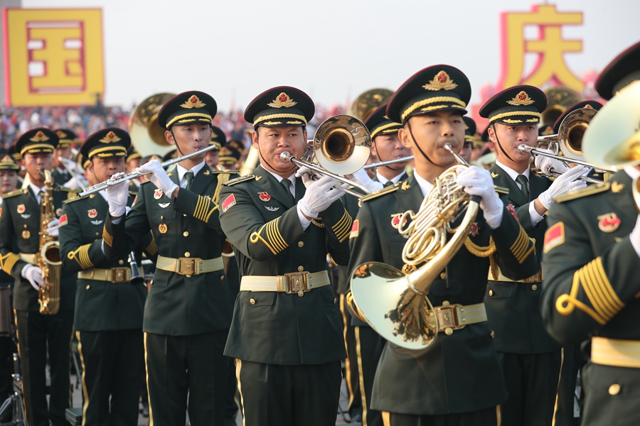 解放軍聯(lián)合軍樂團(tuán)在廣場(chǎng)就位后進(jìn)行準(zhǔn)備工作和試奏。據(jù)了解，解放軍聯(lián)合軍樂團(tuán)此次演奏是從開國(guó)大典至今歷次閱兵以來演奏曲目最多的一次，不少曲目是為此次閱兵量身打造的全新作品，此次也是歷次女演奏員最多的一次。