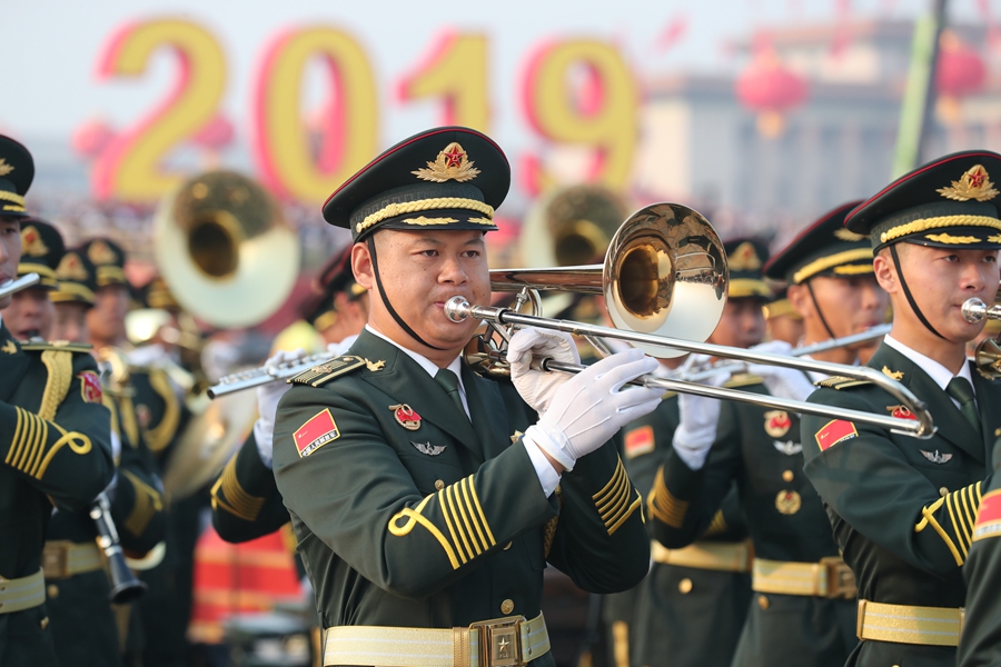 解放軍聯(lián)合軍樂團(tuán)在廣場(chǎng)就位后進(jìn)行準(zhǔn)備工作和試奏。據(jù)了解，解放軍聯(lián)合軍樂團(tuán)此次演奏是從開國(guó)大典至今歷次閱兵以來演奏曲目最多的一次，不少曲目是為此次閱兵量身打造的全新作品，此次也是歷次女演奏員最多的一次。