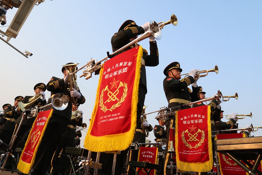 解放軍聯(lián)合軍樂團(tuán)在廣場(chǎng)就位后進(jìn)行準(zhǔn)備工作和試奏。據(jù)了解，解放軍聯(lián)合軍樂團(tuán)此次演奏是從開國(guó)大典至今歷次閱兵以來演奏曲目最多的一次，不少曲目是為此次閱兵量身打造的全新作品，此次也是歷次女演奏員最多的一次。