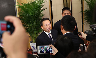 環(huán)境保護(hù)部黨組書記、部長李干杰接受記者采訪