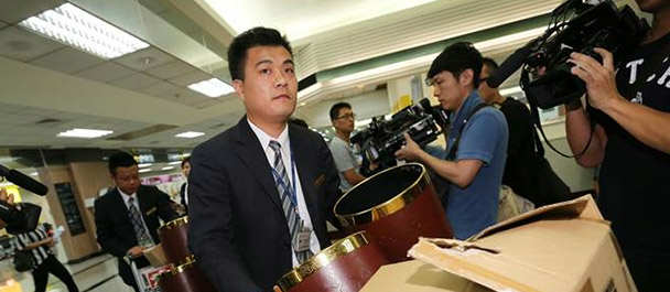 禮儀公司帶著遺體袋、骨灰壇協(xié)助處理善后