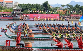 2018海峽兩岸龍舟賽開幕，53支隊(duì)伍競(jìng)渡   組圖