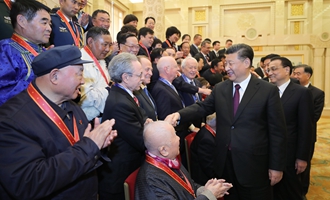 慶祝大會(huì)結(jié)束后，習(xí)近平等會(huì)見受表彰人員及親屬代表