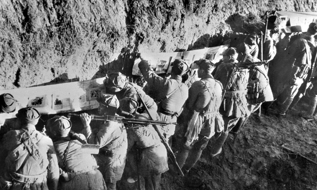 1948年冬，淮海戰(zhàn)役期間，雙堆集前沿陣地舉辦的戰(zhàn)地影展，深受解放軍戰(zhàn)士歡迎。新華社稿  袁克忠攝