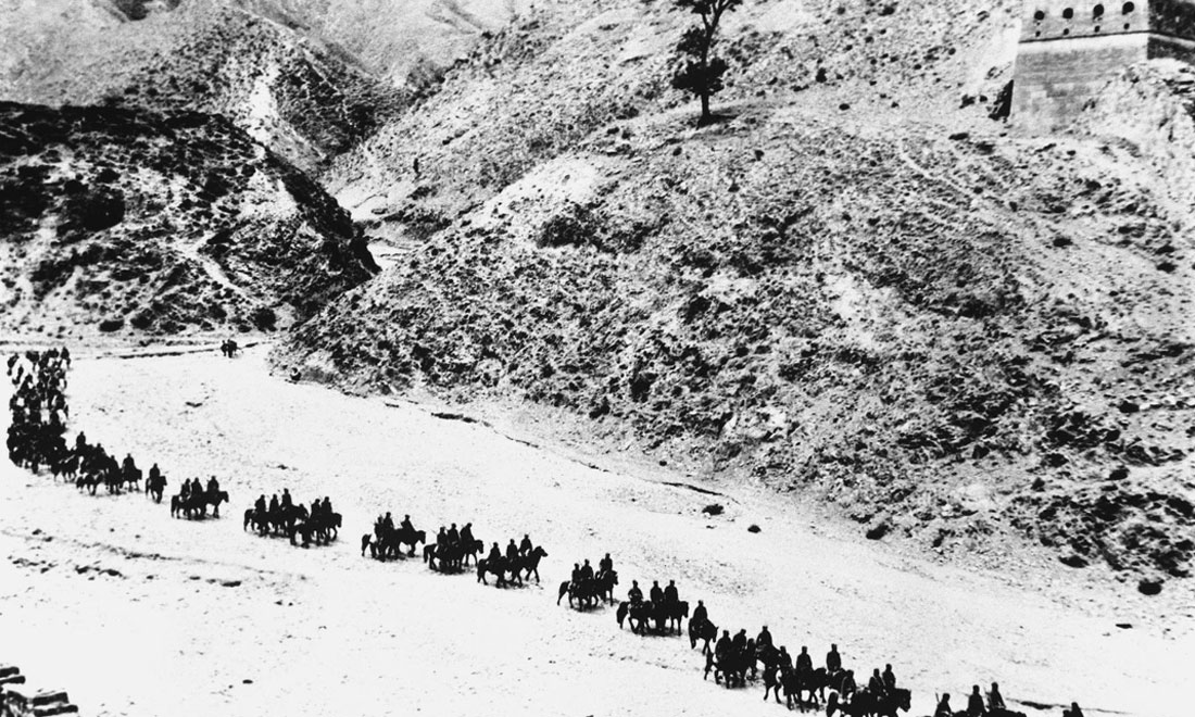 1937年11月太原失守后，八路軍向華北敵后挺進(jìn)，分兵發(fā)動(dòng)群眾，開展敵后游擊戰(zhàn)爭(zhēng)，創(chuàng)建敵后根據(jù)地。新華社稿　沙飛攝