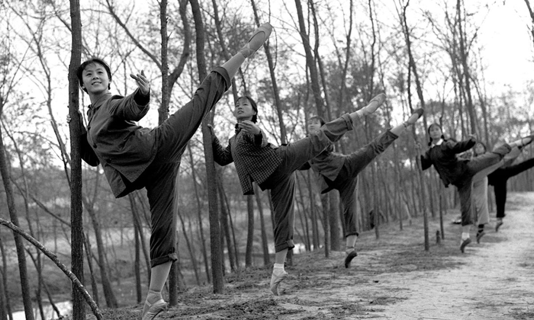1972年秋，上海市舞蹈學(xué)?！栋酌穭〗M的演員們來到上海市金山縣金衛(wèi)公社參加勞動(dòng)鍛煉，在農(nóng)村也堅(jiān)持練功。新華社記者黃田寶攝