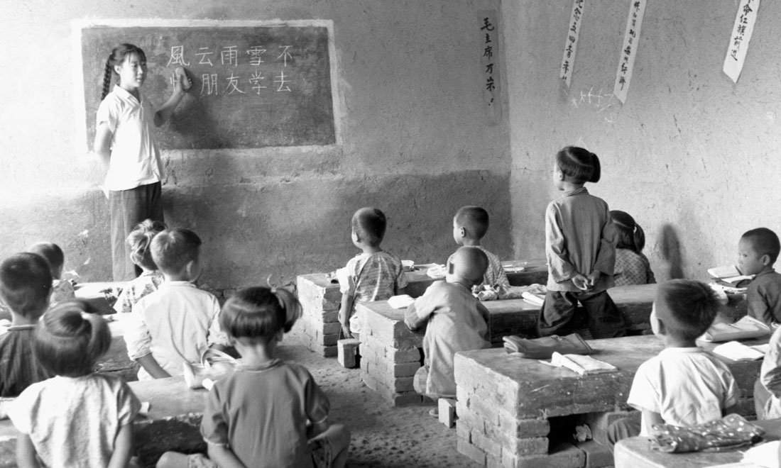 1964年夏，河北省壩縣煎茶鋪公社西煎大隊(duì)，一所耕讀小學(xué)的學(xué)生們?cè)谏险n。新華社記者梁一丁攝