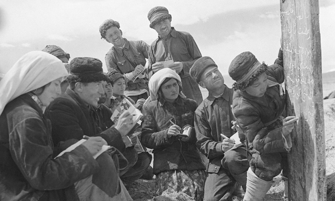 1960年6月，新疆慕士塔格峰下，大人們?cè)谛W(xué)生幫助下學(xué)習(xí)文化。新華社記者武純展攝
