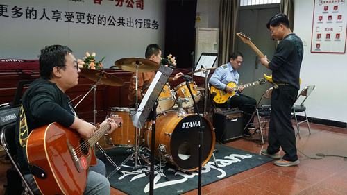追夢(mèng)中國(guó)人|侯孝輝：左手方向盤，右手麥克風(fēng)