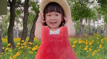 把夏天穿身上！寶媽給3歲女兒拍創(chuàng)意果蔬照