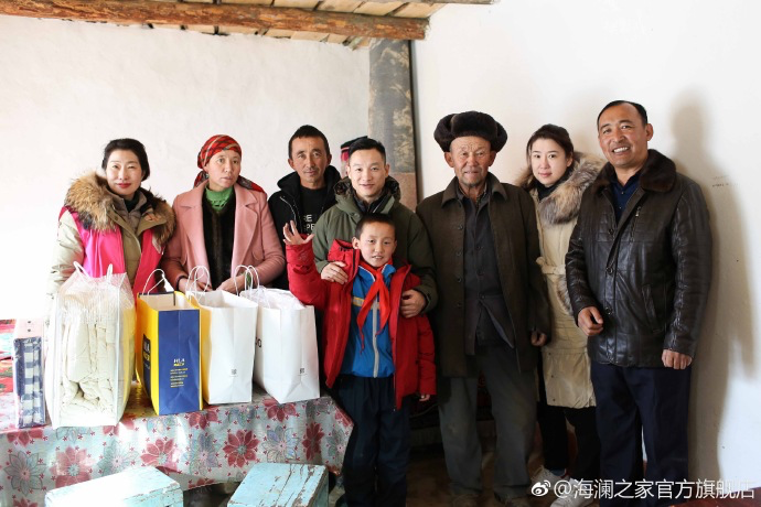 奧運(yùn)冠軍體操名將楊威把溫暖帶到北疆小朋友們的家中，把體育精神與奮斗的信念，傳遞到所有北疆孩子們的心中。