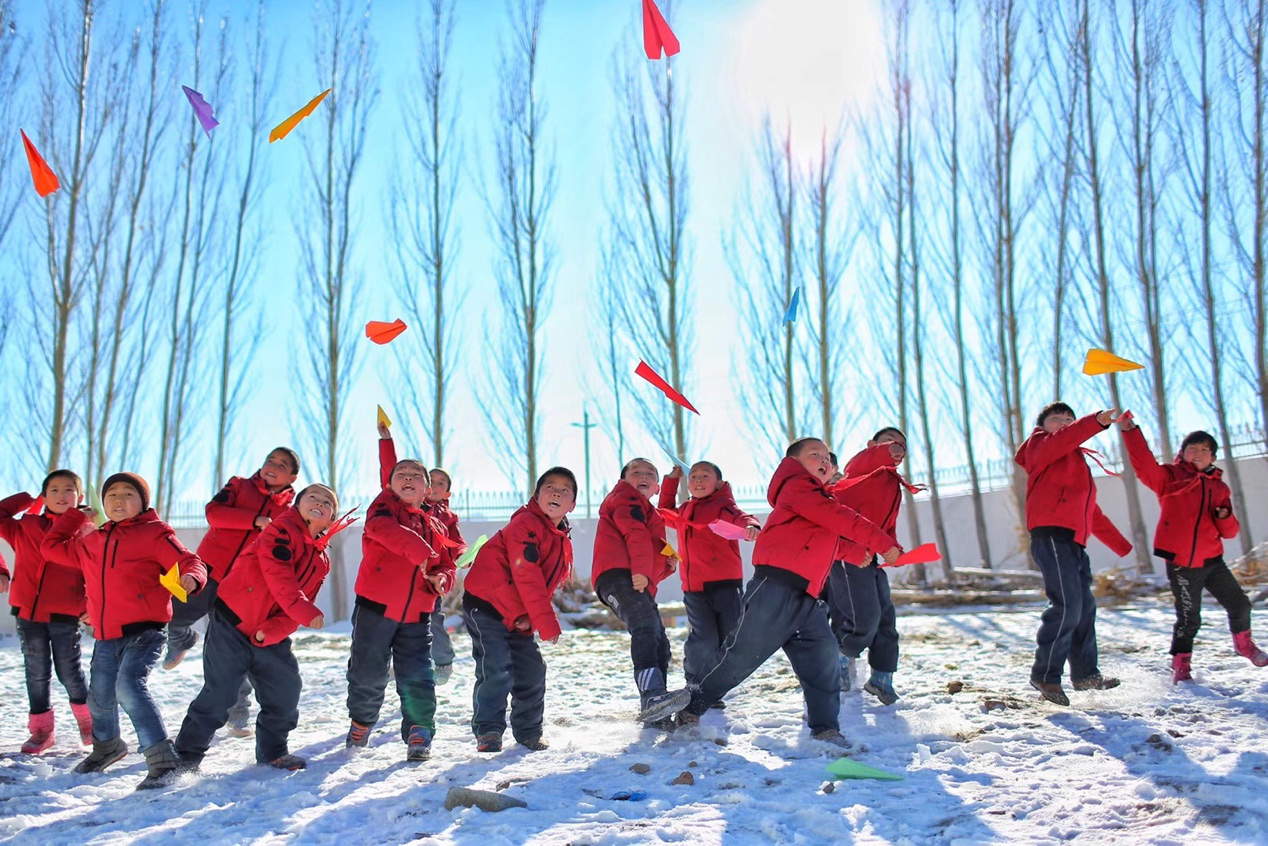 2017年11月15日， “多一克溫暖”公益行動(dòng)走進(jìn)北疆地區(qū)，實(shí)現(xiàn)了從物質(zhì)捐贈(zèng)到“物質(zhì)+精神”溫暖的升級(jí)。 “體操冠軍”楊威、好妹妹樂(lè)隊(duì)等傾情加盟，不僅為孩子們帶來(lái)加厚羽絨服和御寒物資，還準(zhǔn)備了溫暖的課堂。