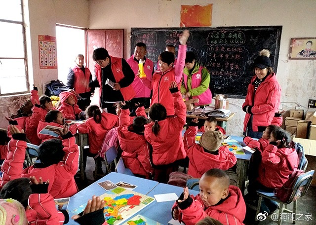2018年，由海瀾之家攜手網(wǎng)易新聞打造的“多一課溫暖”課程平臺(tái)讓一間間溫暖的課堂走向深山與邊陲。帶著貼合孩子教育需求的線上內(nèi)容和教師、各領(lǐng)域KOL及愛(ài)心人士組成的愛(ài)心團(tuán)隊(duì)，海瀾之家用實(shí)際行動(dòng)為孩子的教育加溫，踐行“多一克溫暖”。