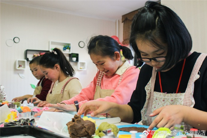 在北京，孩子們上了一節(jié)別開(kāi)生面的廚藝課——手工DIY餅干。孩子們腦洞大開(kāi)親自上手，從制作到出爐不僅留下了噴香的餅干，還留下了珍貴的回憶。親手做的餅干孩子們舍不得獨(dú)享，成為了回程路上最重要的“伴手禮”