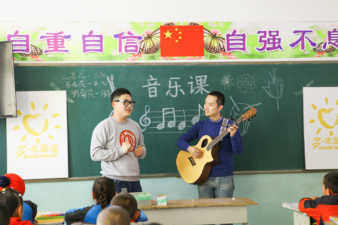 “多一克溫暖”公益活動(dòng)的老朋友好妹妹樂(lè)隊(duì)，為孩子們帶來(lái)了音樂(lè)和繪畫(huà)課，用音符溫暖孩子們的心靈，用畫(huà)筆繪出更繽紛的世界。不斷匯聚的愛(ài)心，讓寒冷的北疆進(jìn)入到更多人的視野當(dāng)中，也讓孩子們臉上的笑容更燦爛。