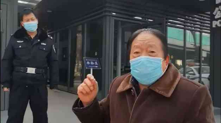 社區(qū)封閉，76歲的他為什么要出來