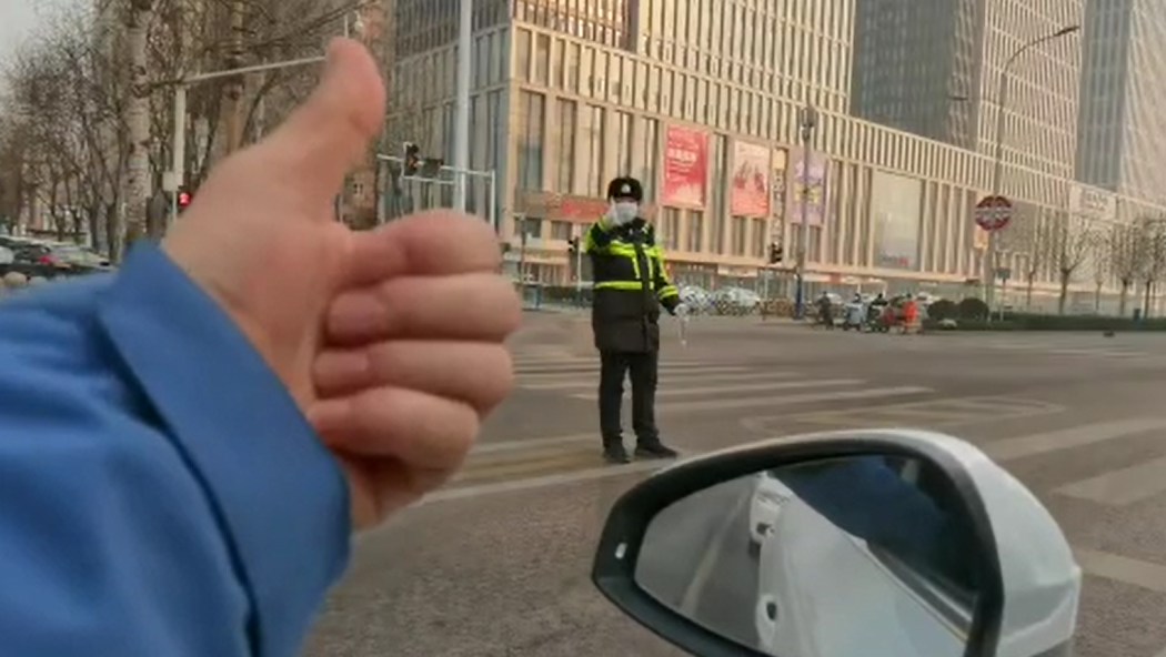 石家莊路人和交警的這個“暗號”，真暖！